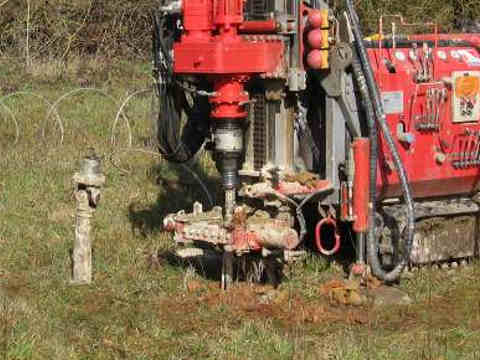 machine pour carrotage du sol et échantillon de terre récupérée
