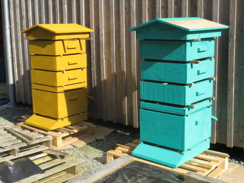 éléments de deux ruches tout neufs et tout frais peints